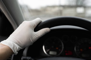 Kendini bakterilerden ve virüsten korumak için koruyucu maske takan adam araba kullanmayı planlıyor. Salgın sırasında koruyucu maske, karantina, dünya salgını, covid 19, koronavirüs, enfeksiyon.