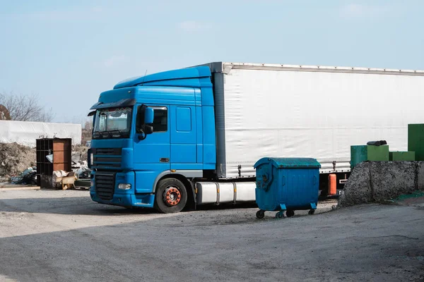 Vrachtwagen op een parkeerplaats is klaar voor transport. Logistiek. — Stockfoto
