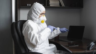 Tıbbi maskeli ve lastik eldivenli bir adam baş parmağını kaldırıyor ve pandemik koronavirüs yaparken kendini harika hissediyor. Salgın, Coronavirus covid 19 salgını..