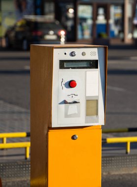 Park alanındaki bir ana yemek masasında park cezası makinesi..