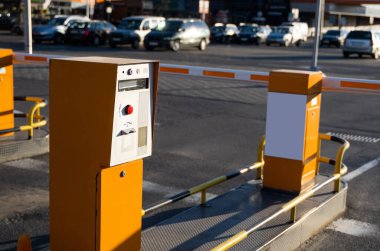 Park alanındaki bir ana yemek masasında park cezası makinesi..