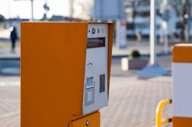 Otoparktan çıkışta park cezası makinesi..