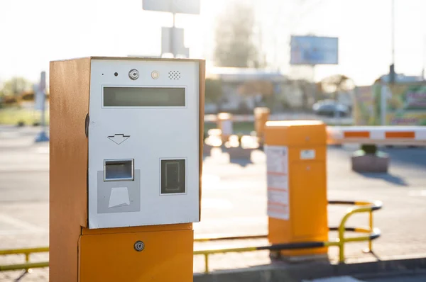 Parkscheinautomat an einer Ausfahrt aus einem Parkplatz. — Stockfoto