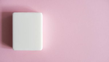 Pembe arka planda beyaz sabun. El hijyeni. Küresel bir salgın varken el yıkama Coronavirus Covid-19 'u önlemek için en iyi yoldur..