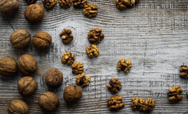 Ceviz, ahşap vintage masaya saçılmış. Ceviz sağlıklı bir vejetaryen protein besleyici gıdadır. Köy ahşabında ceviz. Boşluğu kopyala.