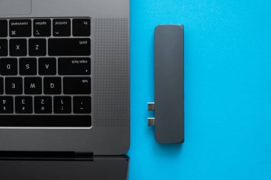 Laptop için C tipi konektörün altındaki Usb adaptörü. Çok farklı portları olan bir bilgisayar için çok portlu istasyon. Usb 'dan Usb Tip-C Hub Dönüştürücüsüne. Modern bir dizüstü bilgisayar kullanılacak araçlar.