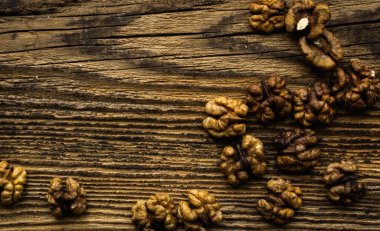 Ceviz, ahşap vintage masaya saçılmış. Uzayı kopyala Ceviz sağlıklı bir vejetaryen protein besleyici gıdadır. Kırsal kesimlerdeki bademler.