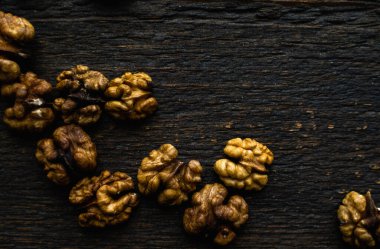 Ceviz, ahşap vintage masaya saçılmış. Uzayı kopyala Ceviz sağlıklı bir vejetaryen protein besleyici gıdadır. Kırsal kesimlerdeki bademler.