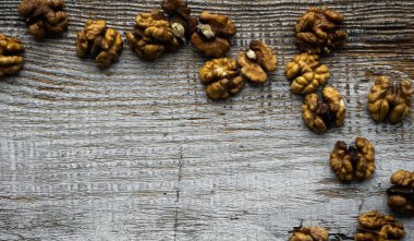 Ceviz, ahşap vintage masaya saçılmış. Ceviz sağlıklı bir vejetaryen protein besleyici gıdadır. Köy ahşabında ceviz. Boşluğu kopyala.