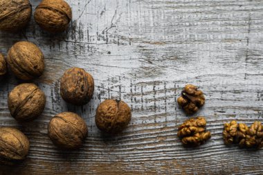 Ceviz, ahşap vintage masaya saçılmış. Ceviz sağlıklı bir vejetaryen protein besleyici gıdadır. Köy ahşabında ceviz. Boşluğu kopyala.