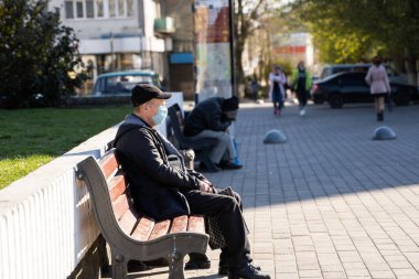 UKRAINE, KYIV - 20 Nisan 2020: mikropları, zehirli dumanları, tozu önlemek için tıbbi maske takan adam. Bakteriyel enfeksiyonun önlenmesi Corona virüsü ya da Covid 19 salgını. Genel Coronavirus virüsü