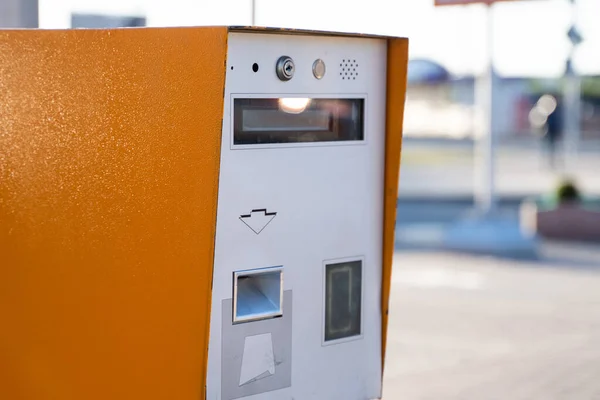 Máquina de billetes de estacionamiento en una salida de una zona de aparcamiento . — Foto de Stock