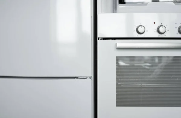 Nuevo horno de cocina blanco en una cocina cómoda. —  Fotos de Stock