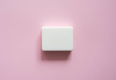 Pembe arka planda beyaz sabun. El hijyeni. Küresel bir salgın varken el yıkama Coronavirus Covid-19 'u önlemek için en iyi yoldur..