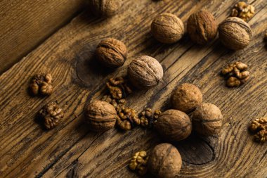 Ceviz, ahşap vintage masaya saçılmış. Ceviz sağlıklı bir vejetaryen protein besleyici gıdadır. Köhne odunda ceviz.