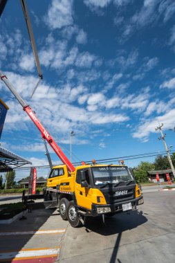 THAILAND, CHIANG MAI - 2 Mayıs 2019: Yükselen teleskopik patlamalı sarı otomobil vinci benzin istasyonunun yakınındaki şantiyede çalışıyor.