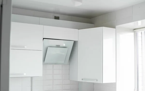 Dunstabzugshaube auf modernen weißen minimalistischen Stil Küche. Küchenutensilien. — Stockfoto