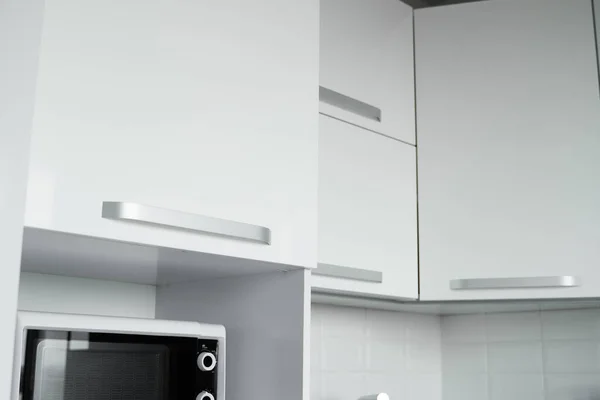 Белый убогий кухонный фасад на удобной кухне. Современная белая кухня чистый дизайн интерьера. — стоковое фото