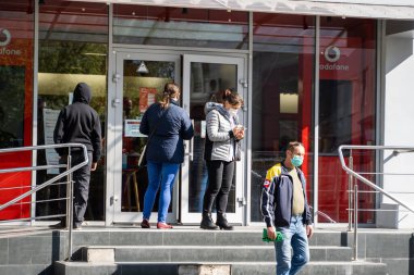 UKRAINE, KYIV - 25 Nisan 2020: Bir grup insan Corona virüsü veya Covid 19 salgınını önlemek için tıbbi maske takıyor.