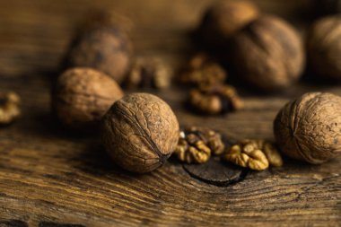 Ceviz, ahşap vintage masaya saçılmış. Ceviz sağlıklı bir vejetaryen protein besleyici gıdadır. Köhne odunda ceviz.