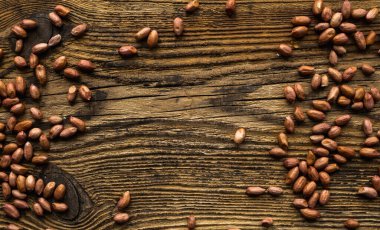 Fıstık ezmesi ahşap şarap masasına saçılmış. Fıstık ezmesi sağlıklı bir vejetaryen proteindir..