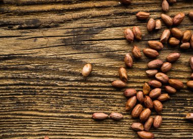 Fıstık ezmesi ahşap şarap masasına saçılmış. Fıstık ezmesi sağlıklı bir vejetaryen proteindir..