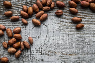 Fıstık ezmesi ahşap şarap masasına saçılmış. Fıstık ezmesi sağlıklı bir vejetaryen proteindir..