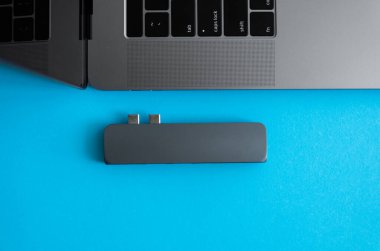 Laptop için C tipi konektörün altındaki Usb adaptörü. Çok farklı portları olan bir bilgisayar için çok portlu istasyon. Usb 'dan Usb Tip-C Hub Dönüştürücüsüne. Modern bir dizüstü bilgisayar kullanılacak araçlar.