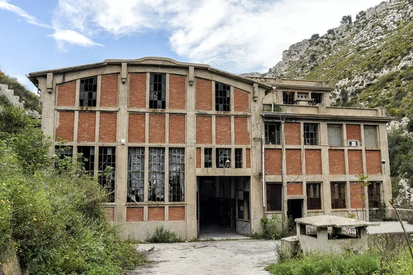 Gevel van de waterkrachtcentrale in Cassibile Italië — Stockfoto