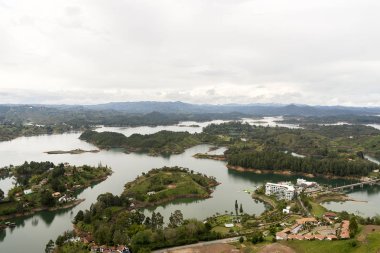 Guatape rezervuar Penol Rock manzaraları