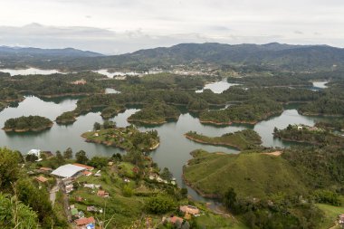 Guatape rezervuar Penol Rock manzaraları