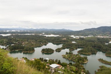 Guatape rezervuar Penol Rock manzaraları