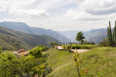 Kolombiya Chicamocha Milli Parkı çevresinde yürüyüş