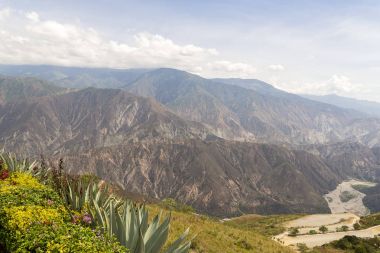 Kolombiya Chicamocha Milli Parkı çevresinde yürüyüş