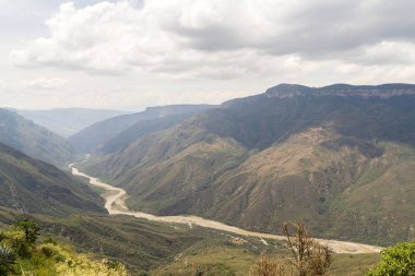 Kolombiya Chicamocha Milli Parkı çevresinde yürüyüş