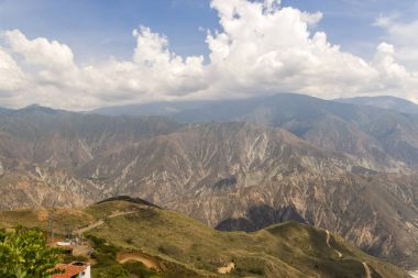 Kolombiya Chicamocha Milli Parkı çevresinde yürüyüş