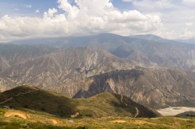 Kolombiya Chicamocha Milli Parkı çevresinde yürüyüş