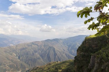 Kolombiya Chicamocha Milli Parkı çevresinde yürüyüş