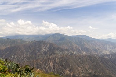 Kolombiya Chicamocha Milli Parkı çevresinde yürüyüş