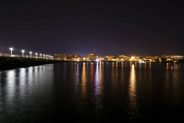 Gece Ortygia adanın kıyısında, Syracuse