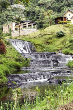 Risaralda, Kolombiya 'da Santa Rosa de Cabal Termen' lerindeki çağlayanlar
