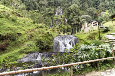 Risaralda, Kolombiya 'da Santa Rosa de Cabal Termen' lerindeki çağlayanlar