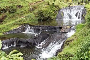 Risaralda, Kolombiya 'da Santa Rosa de Cabal Termen' lerindeki çağlayanlar