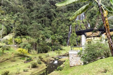 Risaralda, Kolombiya 'da Santa Rosa de Cabal Termen' lerindeki çağlayanlar