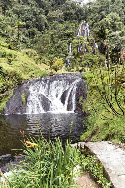 Risaralda, Kolombiya 'da Santa Rosa de Cabal Termen' lerindeki çağlayanlar