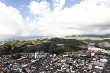 Manizales, Kolombiya 'daki Polonya Koridorundan Şehrin Panoramik Manzaraları.