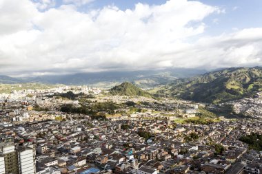 Manizales, Kolombiya 'daki Polonya Koridorundan Şehrin Panoramik Manzaraları.
