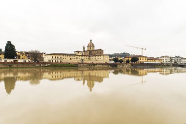 İtalya, Floransa 'da Ponte Vecchio Köprüsü ve Arno Nehri' nin Güzel Manzaraları.