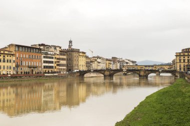 İtalya, Floransa 'da Ponte Vecchio Köprüsü ve Arno Nehri' nin Güzel Manzaraları.