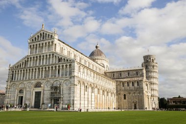 Piazza dei Miracoli, Toskana Bölgesi, İtalya 'da Katedral ve Eğik Pisa Kulesi Panoramik Görünümü.